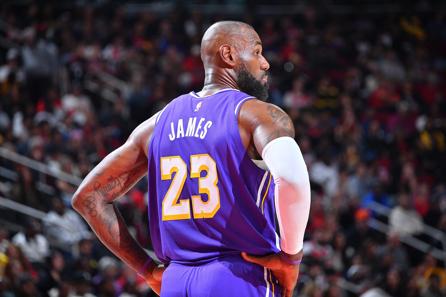 开云-未来成谜！詹姆斯还会继续征战NBA吗？他会接受多大幅度的降薪？